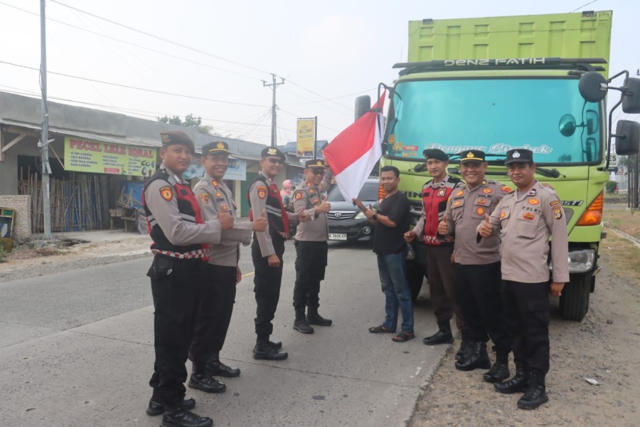 200 Pengendara Dapat Bendera Merah Putih dari Polres Lampung Selatan, Ada Pesan Nasionalisme