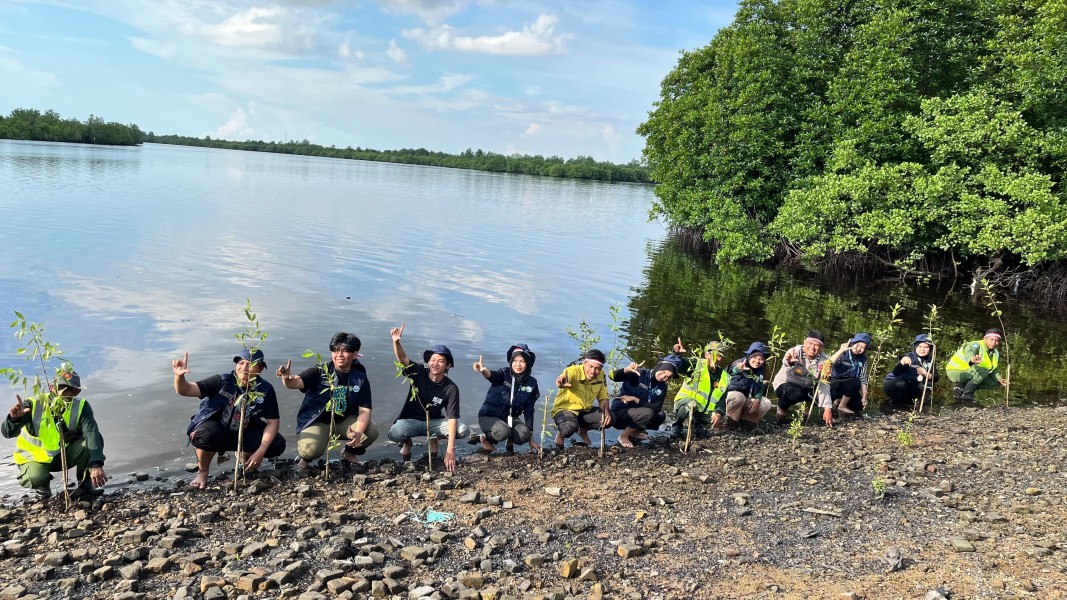 Bentengi Pesisir dari Abrasi, Bhabinkamtibmas Desa Bungur Bersama Warga Tanam Mangrove Sambut HUT Bhayangkara ke-80