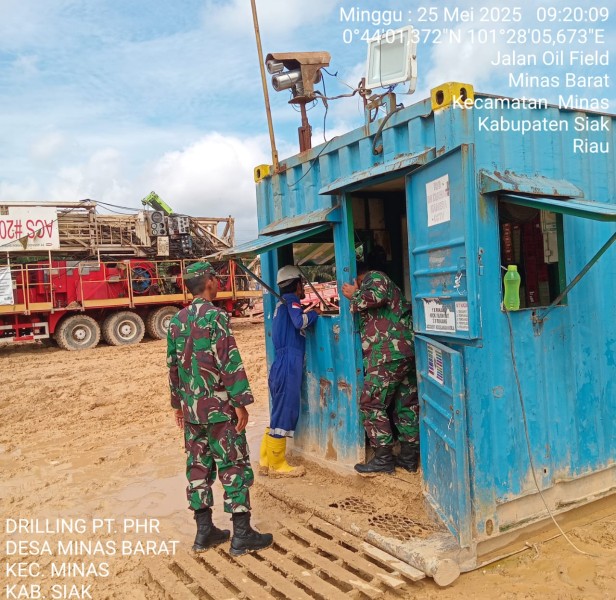 Babinsa Koramil 03/Minas Pastikan Keamanan Operasi Pengeboran Minyak PT PHR di Minas Barat
