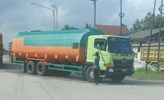 Dugaan Pungli di Simpang TPI Purnama Dumai Viral, Publik Pertanyakan Peran Aparat