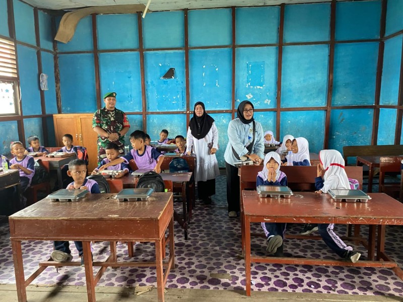 Babinsa Koramil 06/Kateman Dampingi Program Makan Bergizi Gratis untuk Anak Sekolah di Kateman