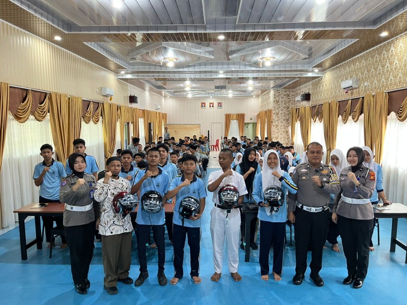 Satlantas Polres Kampar Sosialisasikan Keselamatan Berlalu Lintas di SMK N 1 Bangkinang,  Bagikan Helm SNI