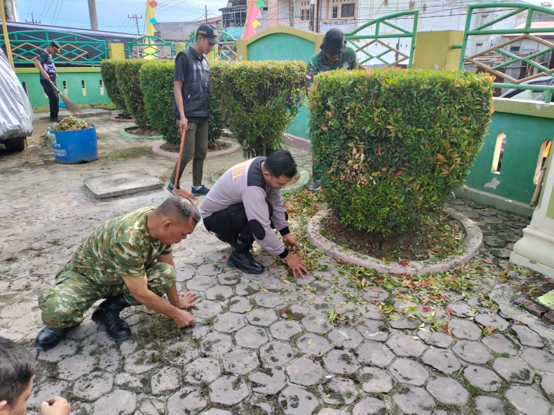 Danramil 04/Perawang Diwakili Peltu Ramli Nasution Ikuti Kerja Bhakti di Masjid Al Hidayatul Mittaqin