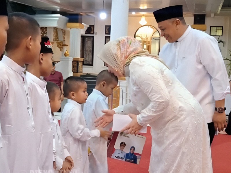 Bupati Anton Berbagi Kebahagiaan dengan Anak Yatim Jelang Keberangkatan Umroh