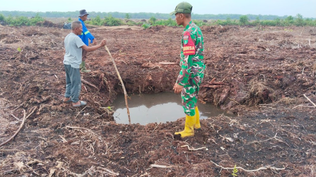 Cegah Karhutla, Babinsa Tanjung Penyembal Patroli dan Ingatkan Warga Bahaya Membakar Lahan