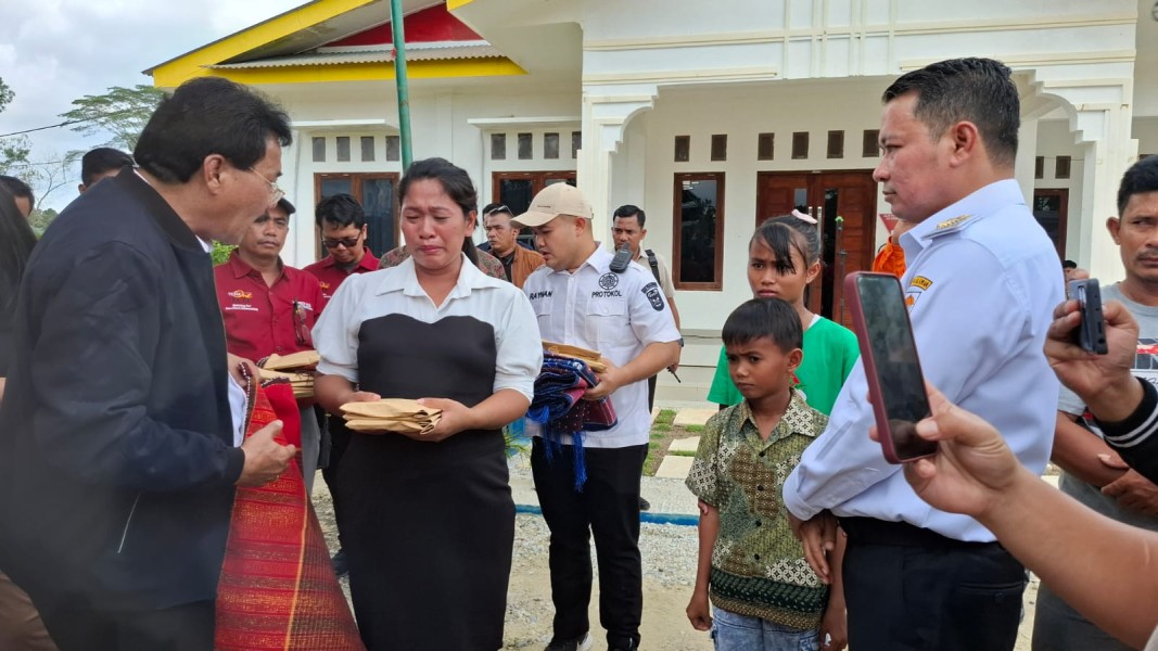 Direktur PT NWR Beri Santunan Langsung ke Keluarga Korban Kecelakaan Truk