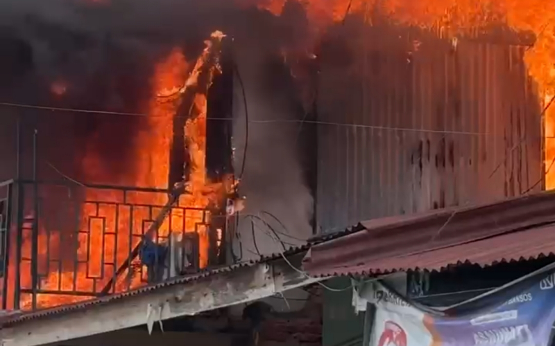 Kebakaran Melanda Kelurahan Bintan Dumai, Lima Rumah Ludes Terbakar