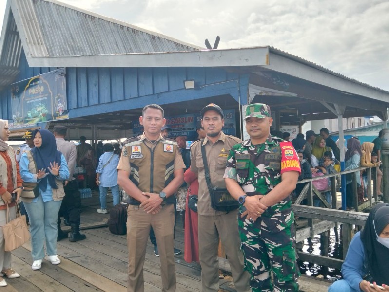 Babinsa Koramil 06/Kateman Bersinergi Amankan Arus Mudik di Pelabuhan Sungai Guntung