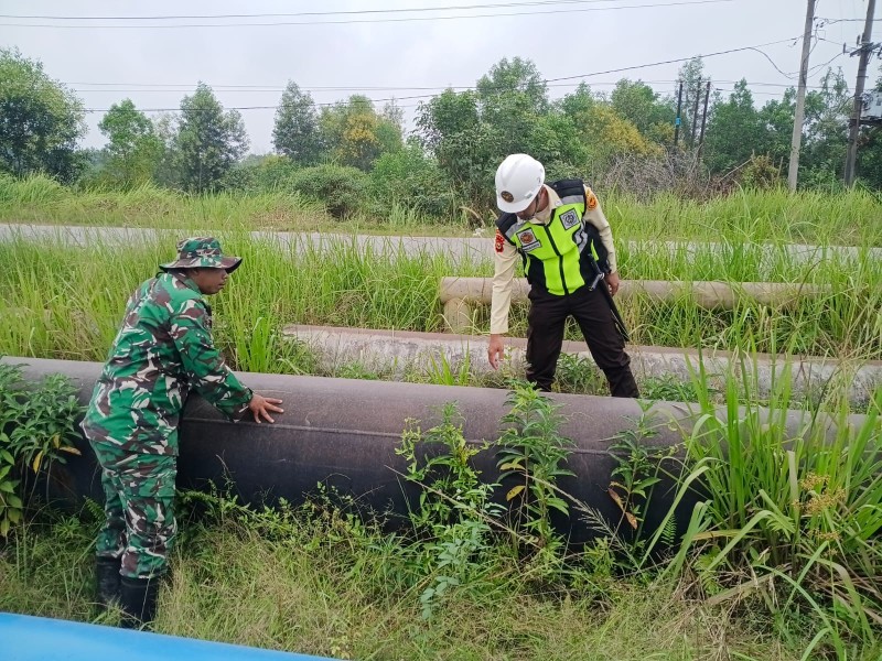 Babinsa dan Security Pertamina Patroli Jalur Pipa Minyak, Pastikan Fasilitas Vital Aman