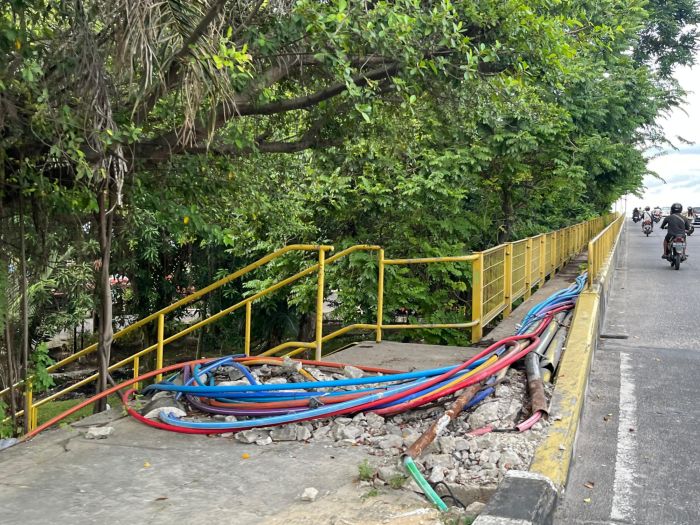Tegas! Pemprov Riau Putus Kabel Liar di Jalur Pejalan Kaki Jembatan Siak I, Termasuk PDAM