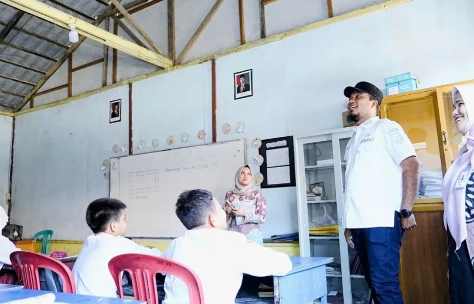 Bupati Inhu Tinjau SD 019 Kampung Dagang, Kalau Hujan Siswa Siapkan Ember di Kelas