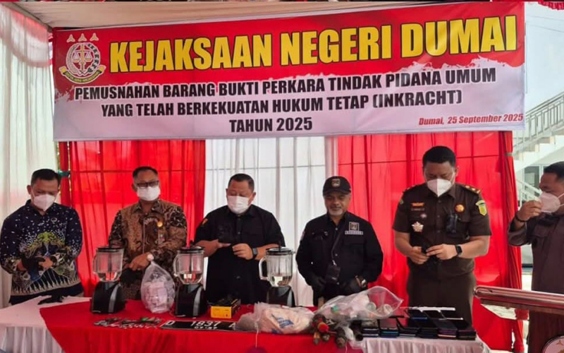 Kadinkes Dumai Hadiri Pemusnahan Barang Bukti Perkara Pidana di Kejari