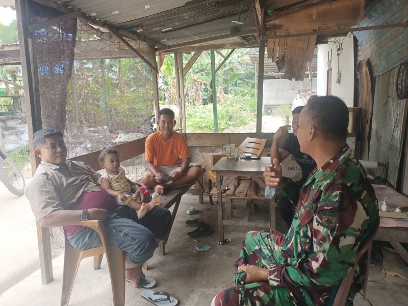 Peltu Edeng Sambangi Warga Lubuk Gaung, Perkuat Komunikasi TNI dan Masyarakat