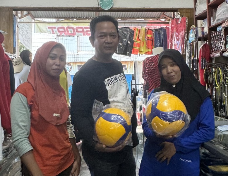 Edy Indra Kesuma Beri Bola Voli untuk Juara Turnamen Lintas Enok Gabungan Cup II