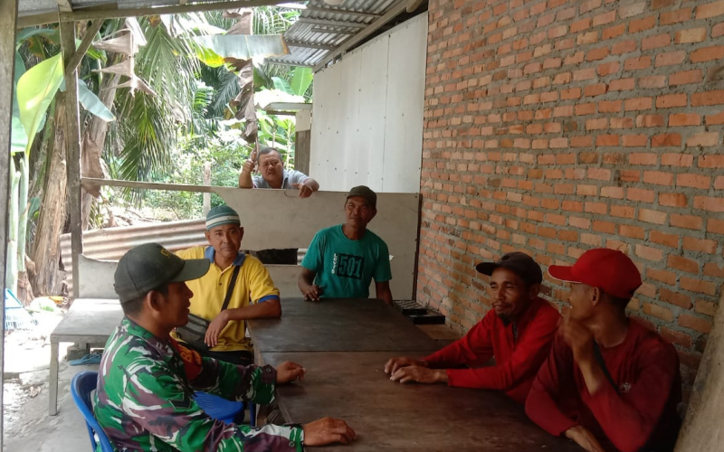 Babinsa Basilam Baru Laksanakan Komsos, Tekankan Pentingnya Keamanan Lingkungan