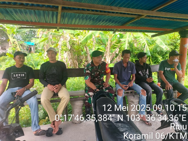 Hangat dan Akrab, Babinsa Koramil 06/Kateman Jalin Keakraban dengan Warga