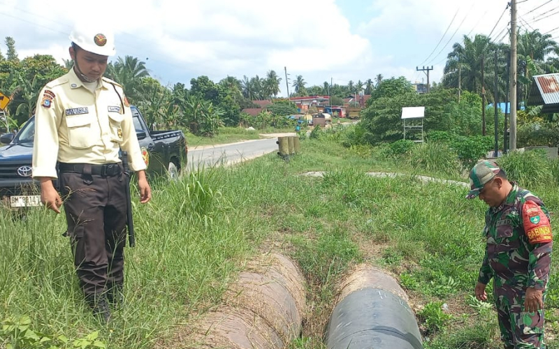 Babinsa Koramil Bukit Kapur Intensifkan Patroli dan Sosialisasi Keamanan Jalur Pipa Minyak