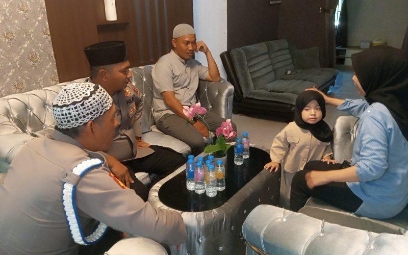 Kapolsek Sungai Sembilan Bersama Personel Takziah ke Rumah Duka Brigadir Dedi Handoko