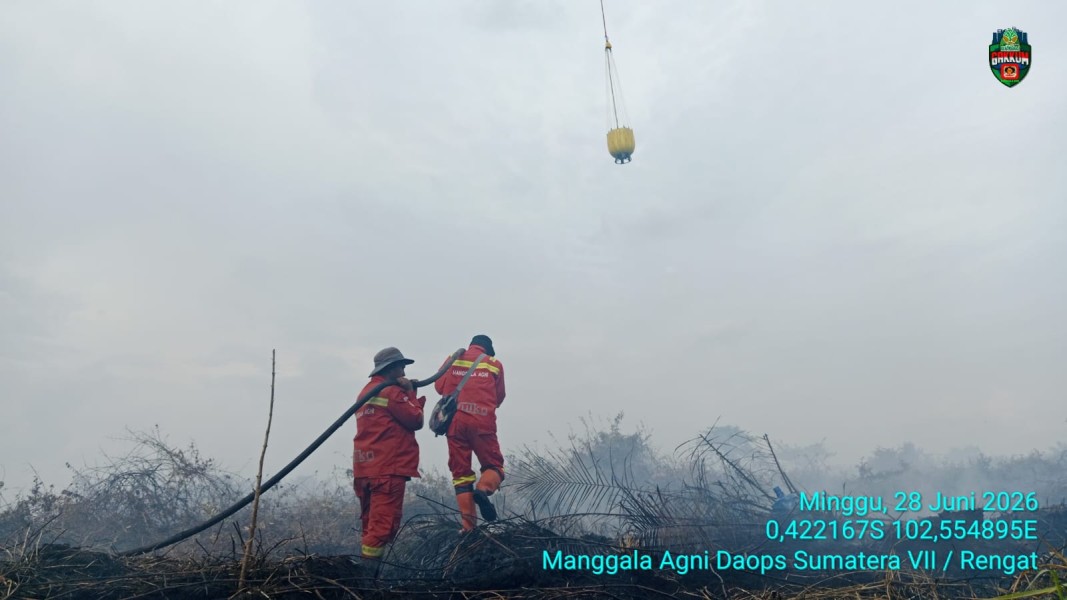 Angin Kencang Hambat Pemadaman Karhutla di Inhu, Dua Helikopter Water Bombing Dikerahkan.