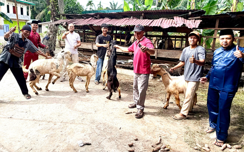 PT Sumber Tani Agung Oils And Fats Salurkan 6 Ekor Kambing Kurban untuk Masyarakat Ring 1 dan Karyawan di Sungai Sembilan