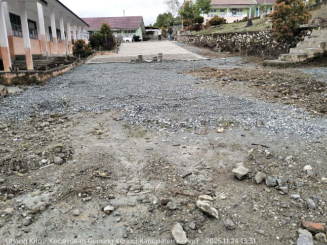 Diduga Menyimpang dari Spek, Proyek Paving Block SMPN 17 Kerinci Jadi Sorotan