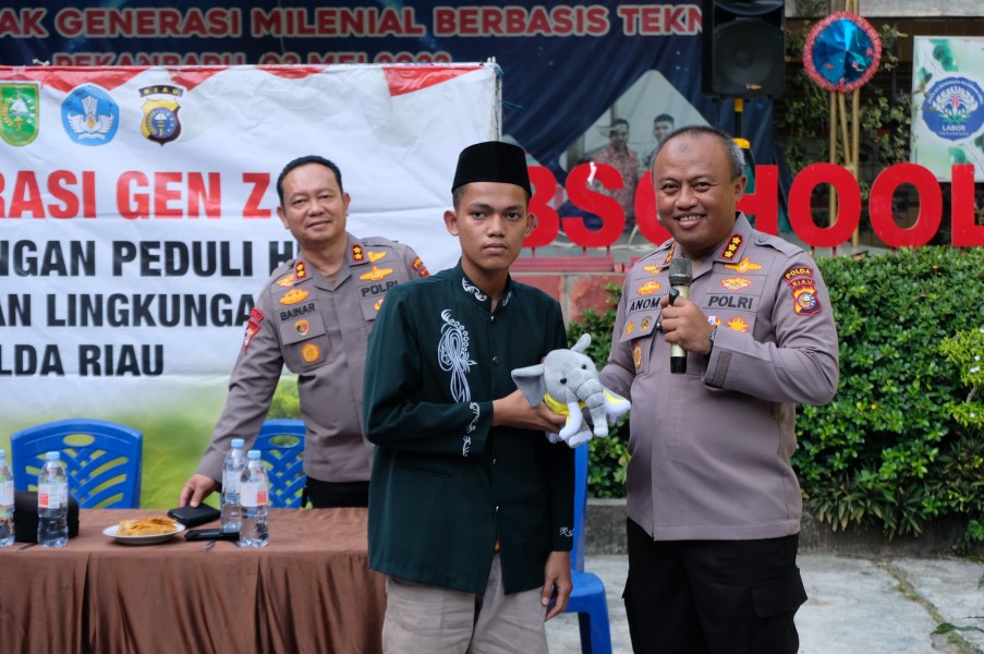 Tanamkan Kepedulian Lingkungan, Polda Riau Gencarkan Green Policing di SMK Labor Pekanbaru