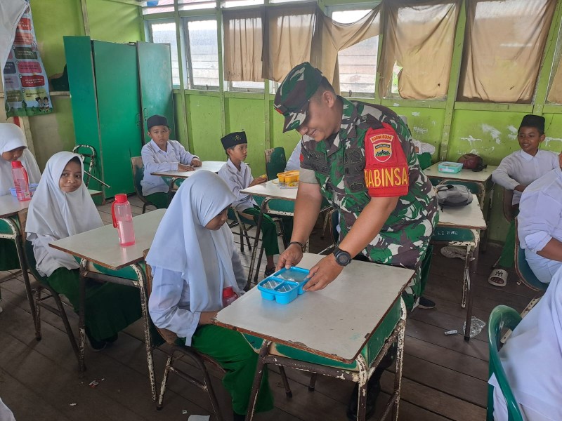 Lagi, Babinsa Koramil 06/Kateman Dampingi Program Makan Sehat Bergizi di Kateman