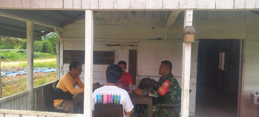 Babinsa Koramil 03/Tempuling Ajak Warga Jaga Kebersihan dan Keamanan Lingkungan