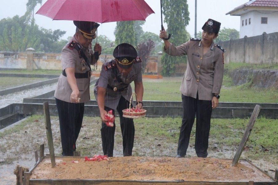 Diguyur Hujan Deras, Polres Pelalawan Khidmat Ziarah dan Tabur Bunga HUT Bhayangkara ke-80
