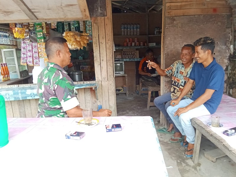 Babinsa Sertu L. Syahdanur Gelar Komsos di Maredan, Ajak Warga Peduli Kesehatan dan Kebersihan