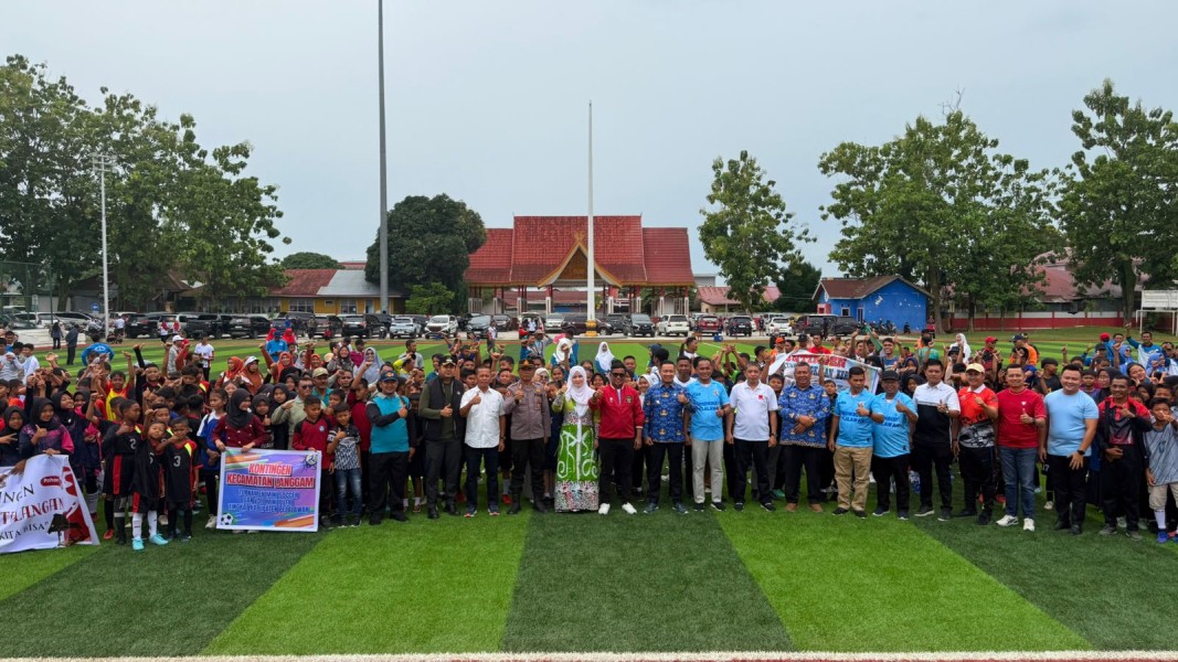 Olahraga untuk Karakter Anak, Bupati Zukri Resmikan Turnamen Mini Soccer & Voli SD Se-Pelalawan