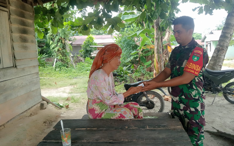 Wujud Kepedulian TNI, Kodim 0320/Dumai Berikan Santunan kepada Warga Kurang Mampu