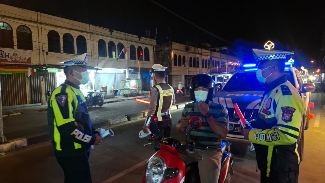 Satlantas Polres Inhil Turun Malam Hari Bagikan 300 Masker Lindungi Pengendara dari Asap