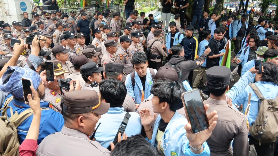 Demo Mahasiswa di DPRD Riau Berlangsung Damai, Mahasiswa dan Polisi Bersalaman