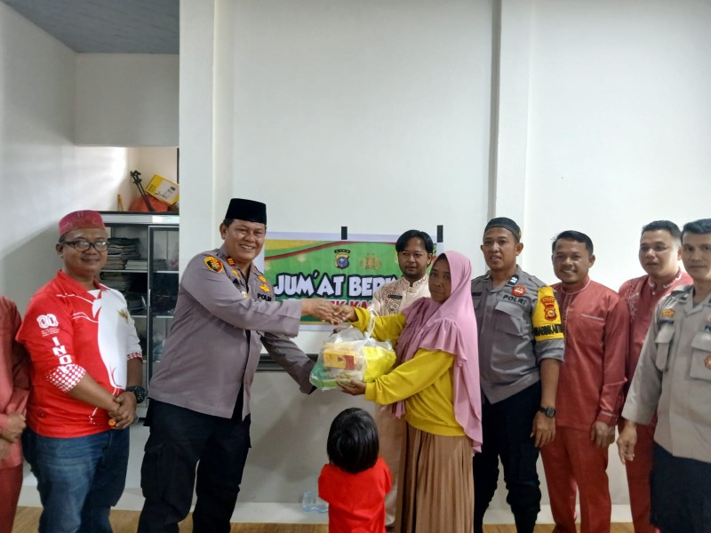 Kapolsek Kampar 'Blusukan' ke Desa Sawah, Salurkan Bansos dan Jalin Silaturahmi Dengan Warga!