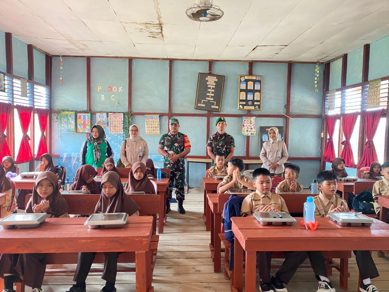 Dukung Peningkatan Gizi Anak, Koramil 06/Kateman Kembali Dampingi Kegiatan Makan Sehat Bergizi di Sekolah