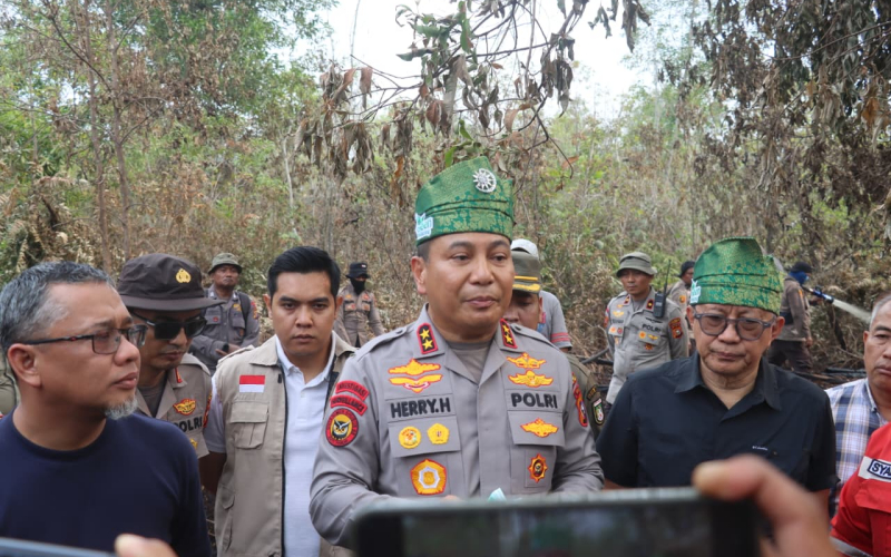 Kapolda Riau dan Rocky Gerung Turun Langsung Padamkan Karhutla di Dumai Timur