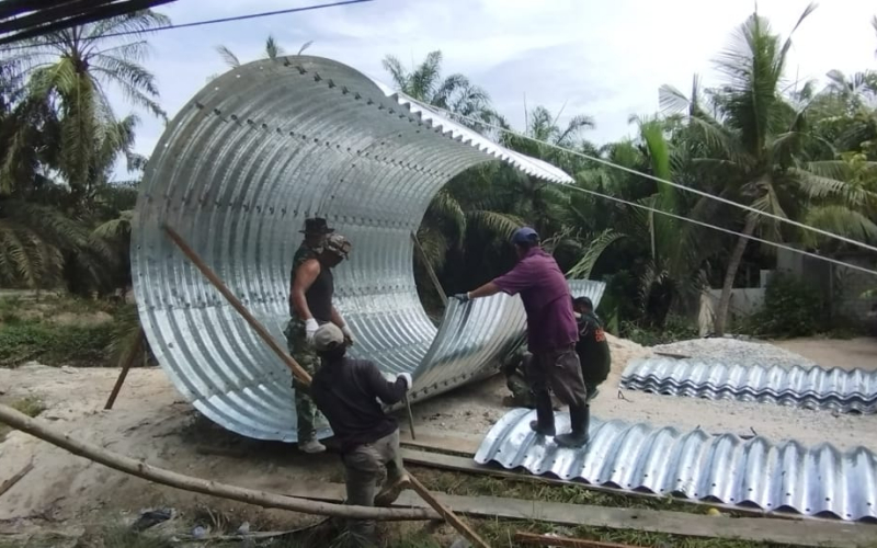 Personel Kodim 0320/Dumai Kebut Pembangunan Dua Jembatan Armco di Sungai Sembilan