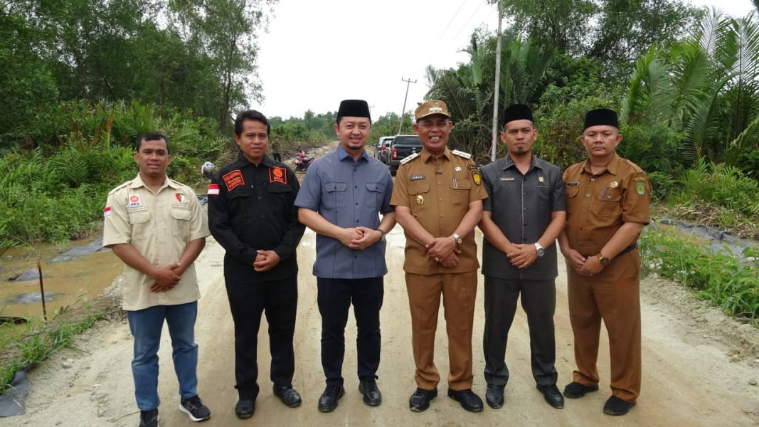 Bupati Inhil Dampingi Anggota DPR RI Syahrul Aidi Tinjau Pembangunan Jalan Menuju Pelabuhan Roro Tembilahan