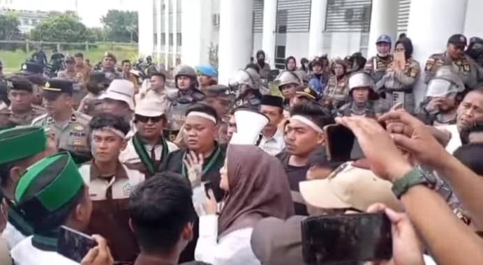 Demo di DPRD Rohil Ricuh, Massa Minta Sekwan Dicopot
