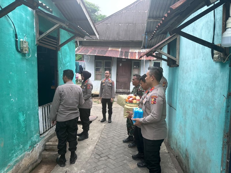 Karhutla Sebabkan Warga Terserang ISPA, Siswa Serdik Sespimen Polri Berikan Bantuan Kepada Penderita