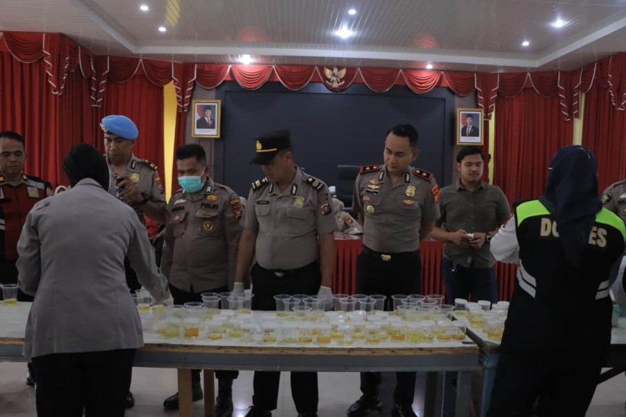 Polres Kampar Gelar Tes Urine Dadakan, Kapolres: Tindak Tegas Anggota Terlibat Narkoba'!