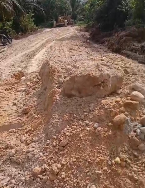 Warga Sendayan Protes Proyek Pengerasan Jalan Rp158 Juta Pindah ke Jalan Kebun Pribadi