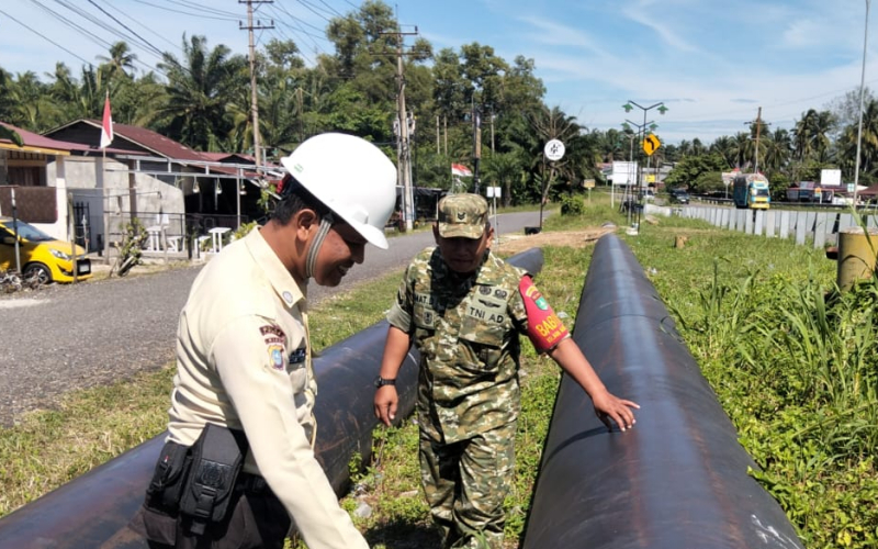 Jaga Fasilitas Vital PHR, Babinsa Koramil 02/BK Bersama Security Gelar Patroli Jalur Pipa