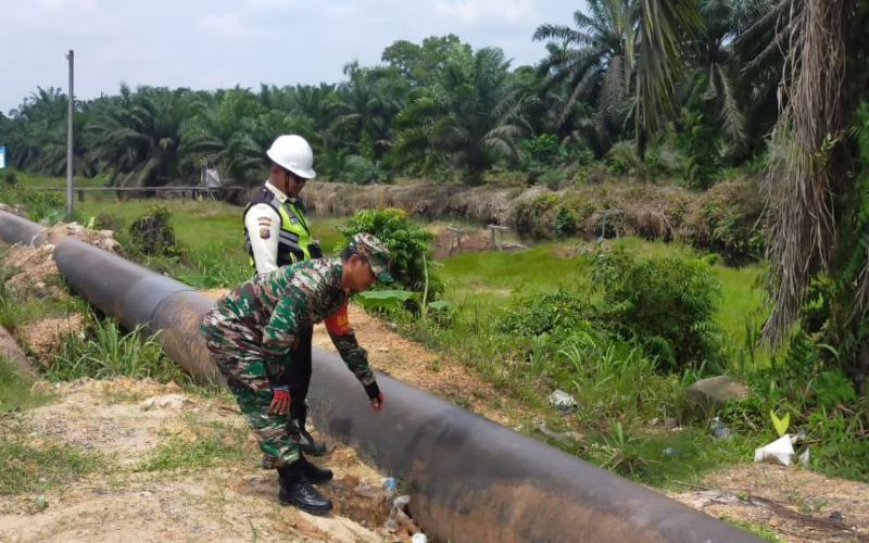 Patroli Gabungan Koramil 03 Sei Sembilan dan PHR Sosialisasikan Larangan di Jalur Pipa
