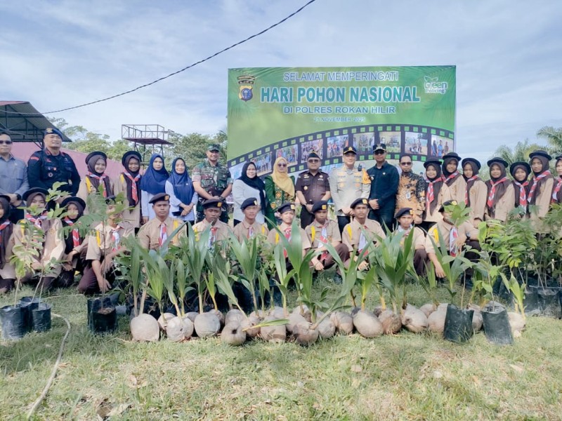 Wakil Bupati Jhony Charles Ikuti Upacara Hari Pohon Nasional dan Tanam 200 Pohon di Mapolres Rohil