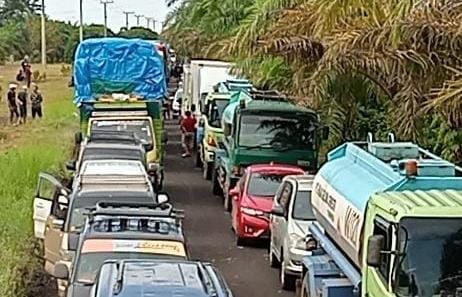 Truk Tabrakan dengan Pikap, Jalintim Sei Kijang Pelalawan Macet Parah
