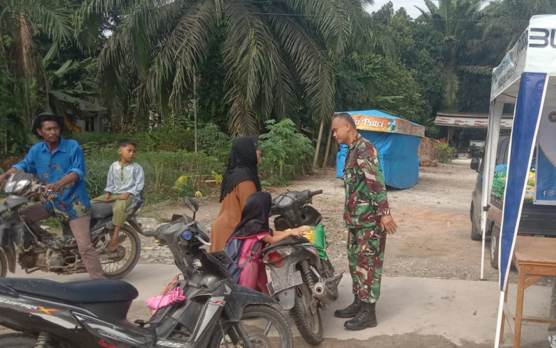 Babinsa Koramil 03 Sei Sembilan Pererat Silaturahmi Lewat Komsos dengan Warga