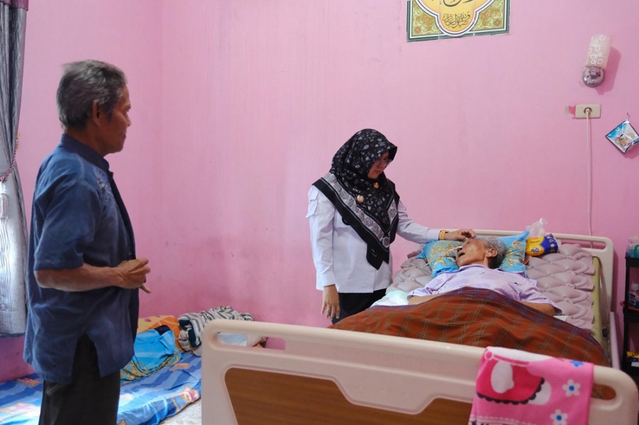 Momen Haru, Bupati Afni Jenguk Guru SD Salmiah yang Terbaring Lemas Akibat Stroke