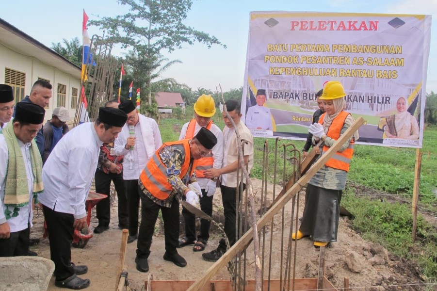 Dukung Pendidikan Keagamaan, Bupati Rohil Letakkan Batu Pertama Ponpes As Salaam di Rantau Bais
